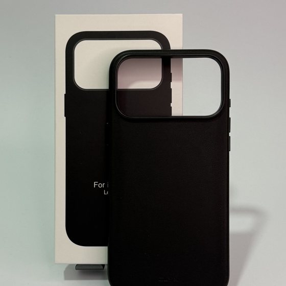 Funda de cuero CLYX con MagSafe en negro