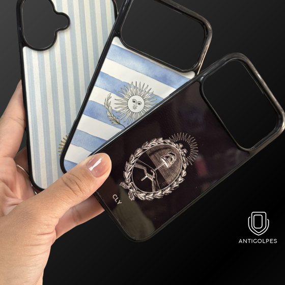 Fundas CLYX de diseño: rayas celestes y escudo argentino